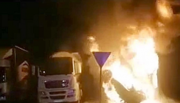 Stravična nesreća u Srbiji: Autom se zabio u kamion, ima poginulih