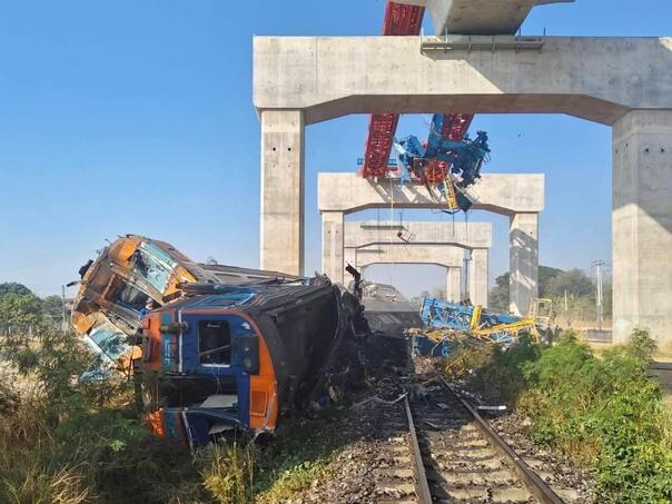 Tragedija na Tajlandu: Građevinski kran pao na voz, ubio 19 osoba