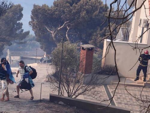 Stravične scene: U požaru u Hrvatskoj izgorjelo 12 kuća, auta, uljara