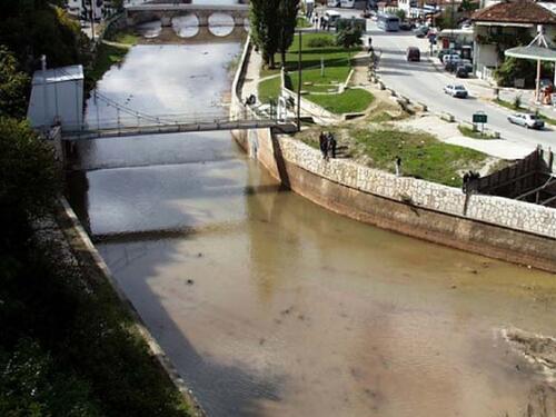 Stravično: Iz Miljacke izvučena tijela djeteta i žene