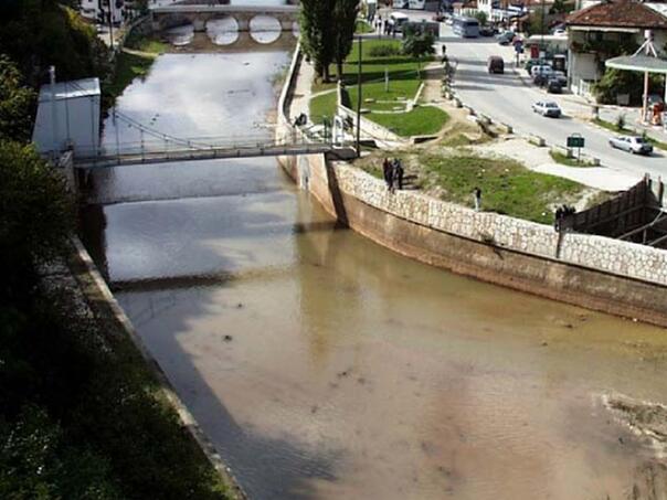 Stravično: Iz Miljacke izvučena tijela djeteta i žene