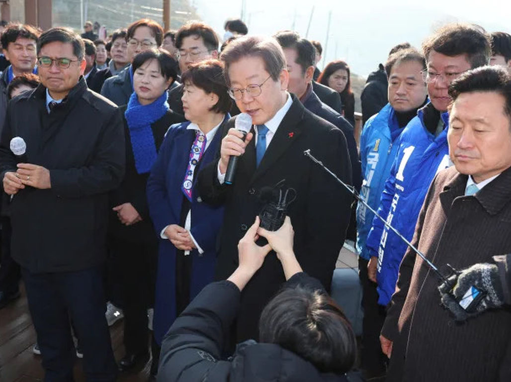 Stravično: Lider južnokorejske opozicije uboden nožem u vrat tokom obilaska gradilišta