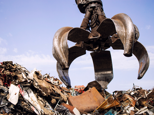 Stravično: Muškarac (82) zgnječen na smrt u autu na otpadu