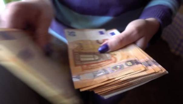Stručnjaci: Diranje novčanica nije posebno rizično za prijenos korona virusa