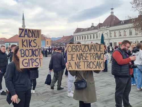Studenti i učenici u TK najavili bojkot nastave zbog ukidanja saobraćajnih linija
