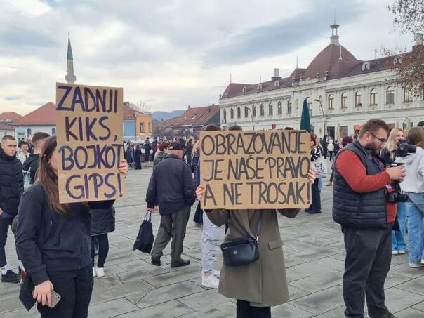 Studenti i učenici u TK najavili bojkot nastave zbog ukidanja saobraćajnih linija