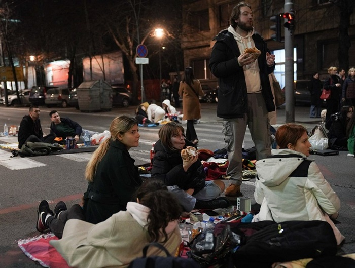 Studenti na protestima u Beogradu dočekali noć, blokirana raskrsnica