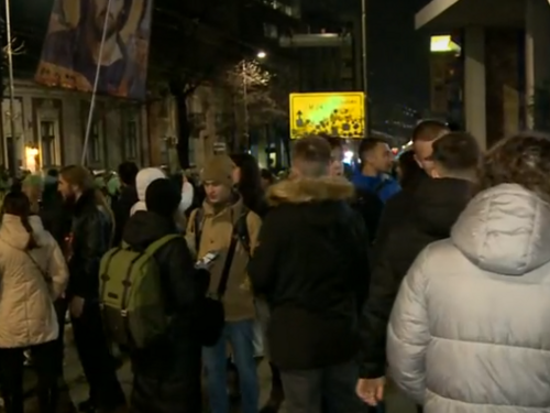 Studenti protestuju ispred RTS-a zbog izvještavanja o lokalnim izborima