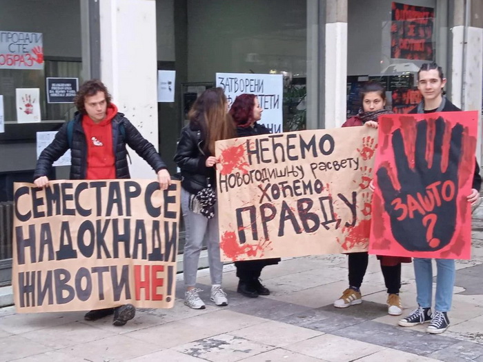 Studenti širom Srbije u tišini odali poštu stradalima u nesreći u Novom Sadu