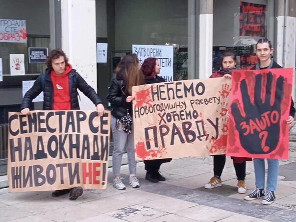 Studenti širom Srbije u tišini odali poštu stradalima u nesreći u Novom Sadu