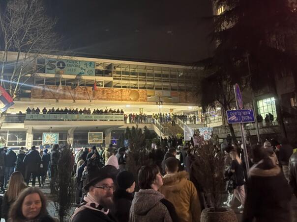 VIDEO / Studenti ispred RTS-a: 'Pustite nas uživo'