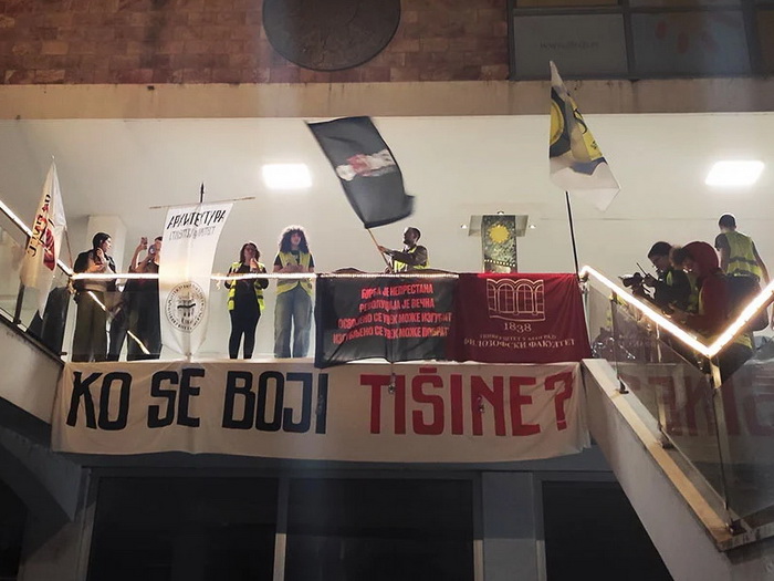 Studenti u Beogradu sedmu noć blokirali RTS, pridružio im se veliki broj građana