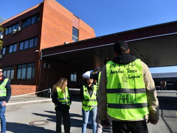 Studenti u Srbiji ne odustaju: Tokom noći blokirali depo Gradskog saobraćajnog poduzeća