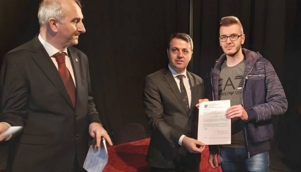 Studentima iz Tešnja uručena rješenja o dodjeli boračkih stipendija