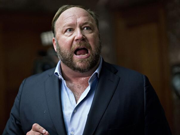 Sud odlučio: Infowars se zatvara, imovina Alexa Jonesa ide na prodaju