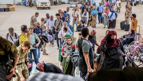 Sudan: Evakuisano 162 državljana EU
