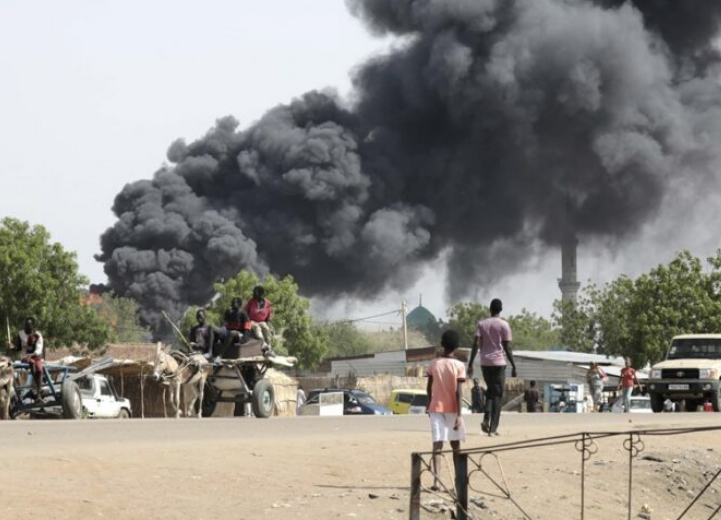 Sudanski vojni vladar sastao se sa egipatskim kolegom na prvom putovanju od izbijanja rata