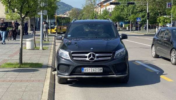 Sudar autobusa i automobila u Banjaluci, povrijeđeno nekoliko putnika