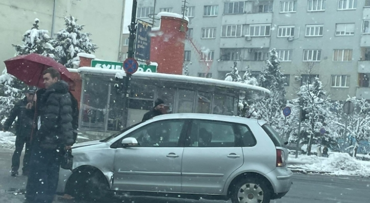 Sudar četiri automobila i autobusa na Čengić Vili, jedna osoba povrijeđena