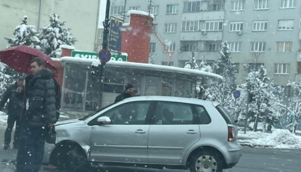 Sudar četiri automobila i autobusa na Čengić Vili, jedna osoba povrijeđena