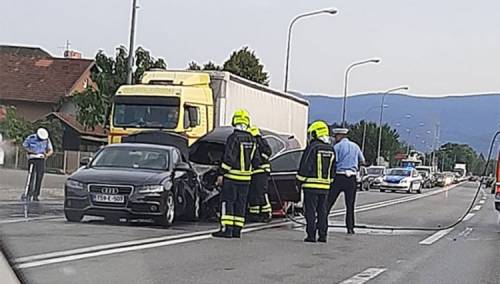 Sudar četiri automobila u Banjaluci, jedan se zapalio