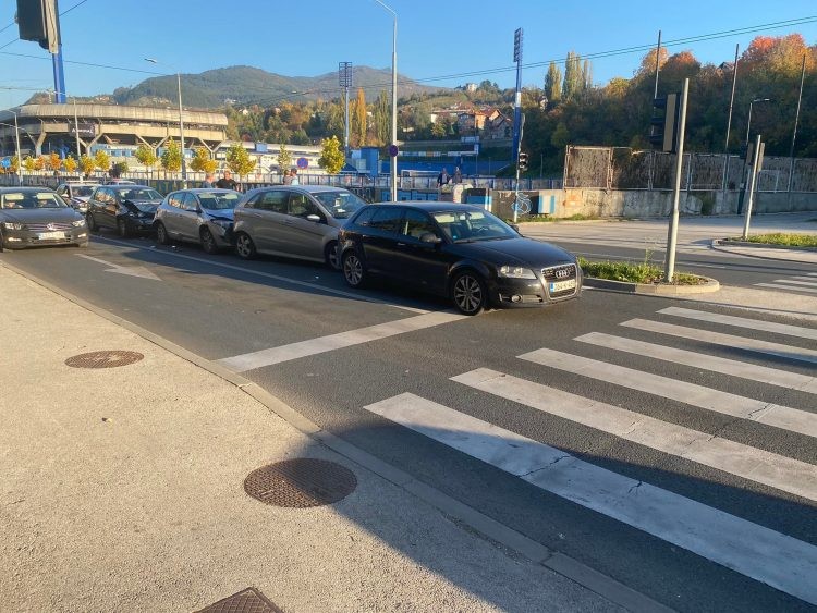 Sudar četiri vozila kod Željinog stadiona, saobraćaj blokiran