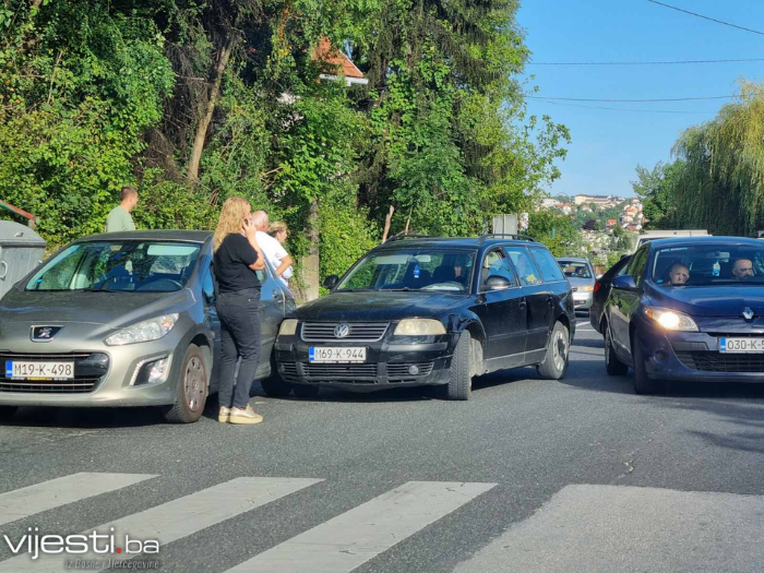 Foto: Sudar četiri vozila u Alipašinoj ulici, otežano saobraćanje