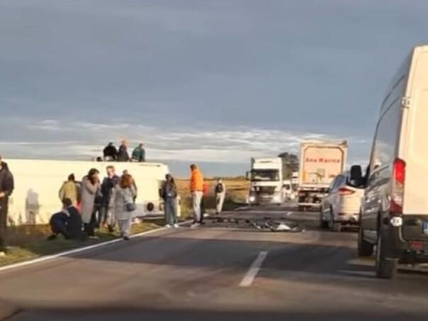 Sudar đačkog autobusa i automobila kod Novog Sada, ima poginulih