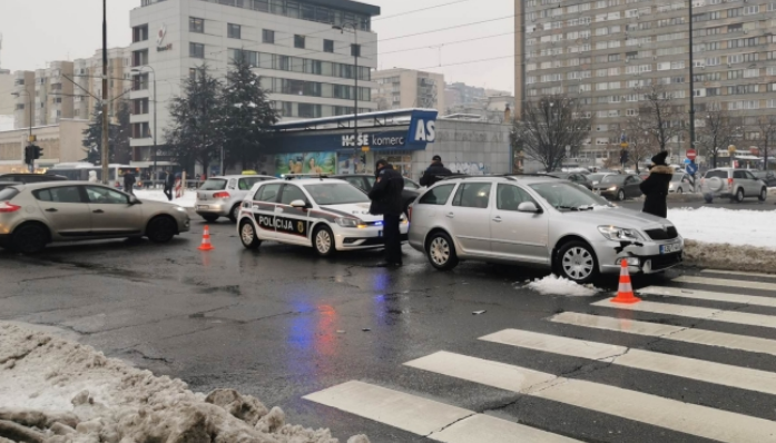 Sudar dva automobila u naselju Socijalno, jedna osoba povrijeđena