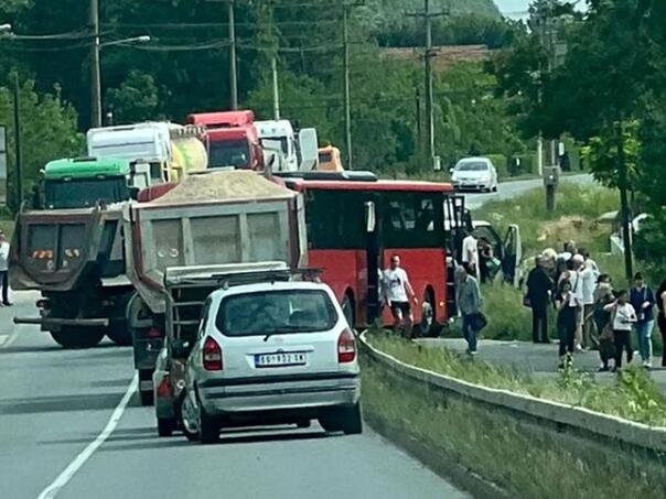 Sudar kamiona i autobusa u Obrenovcu: Poginuo muškarac, povrijeđenih čak 17