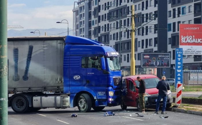 Sudar kamiona i automobila na Stupu, obustavljen saobraćaj
