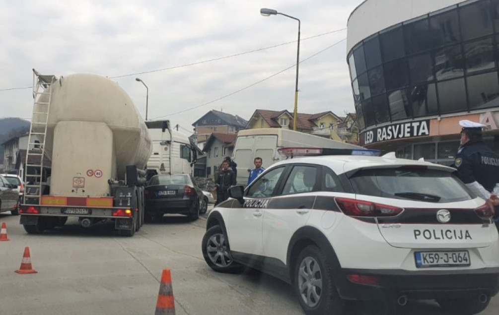 Sudar kamiona i automobila u Zavidovićima
