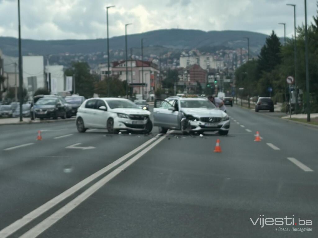 Sudar kod Sarajevskog aerodroma: Vozila razbijena, saobraćaj usporen