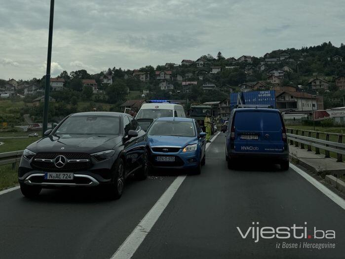 Sudar na izlazu iz Vogošće: Ford udario Mercedes iz Njemačke