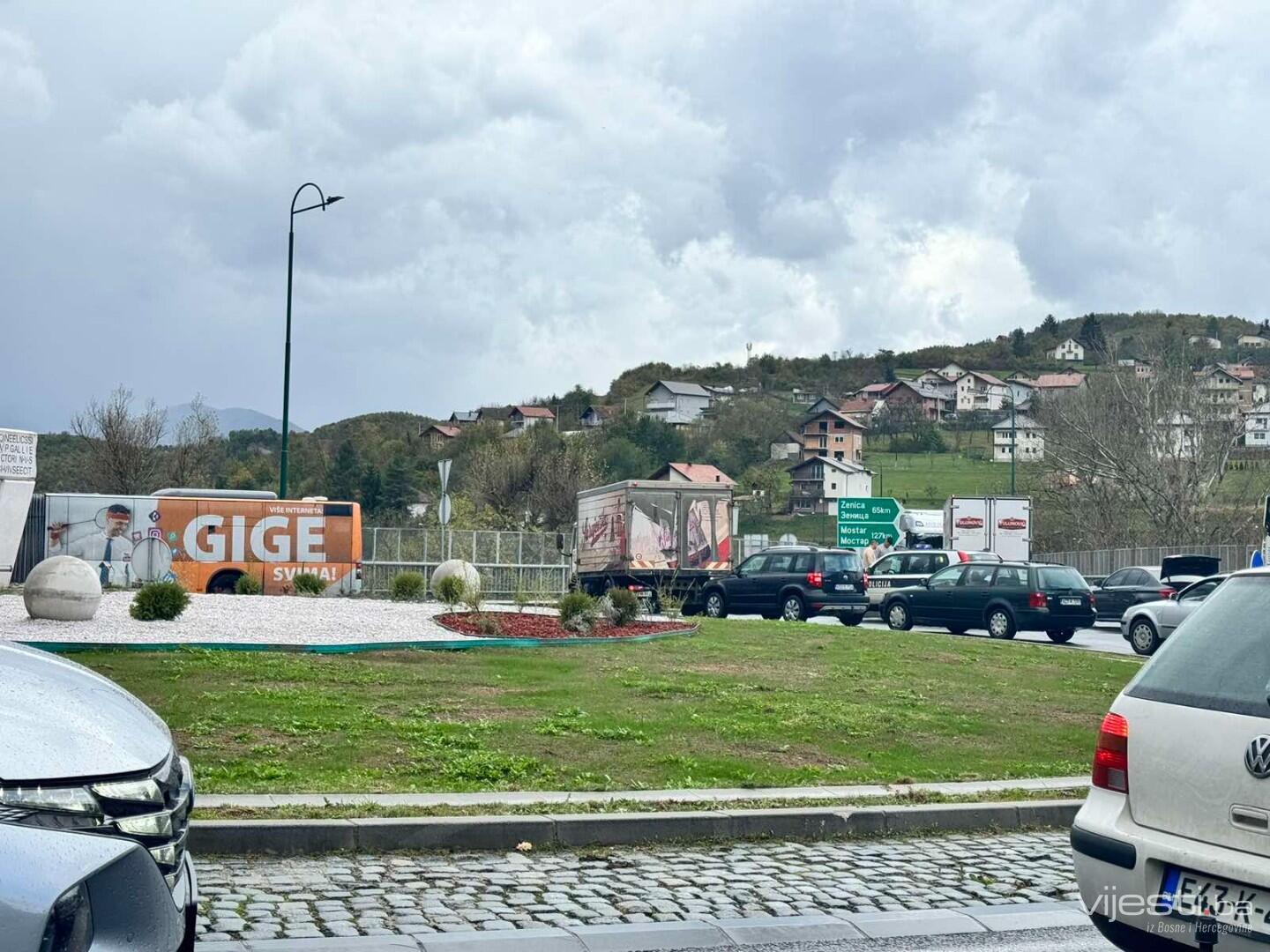 Sudar na Vogošćanskoj petlji doveo do kolapsa saobraćaja