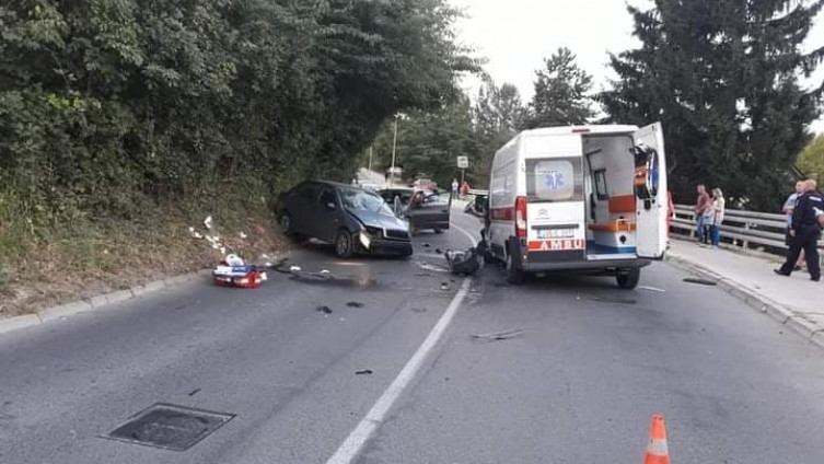 Sudar sanitetskog vozila i automobila u Tuzli,  petero povrijeđenih