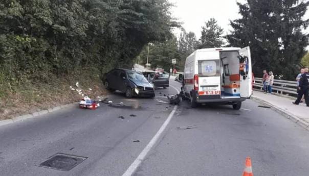 Sudar sanitetskog vozila i automobila u Tuzli,  petero povrijeđenih