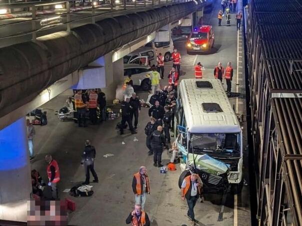Sudar teretnog voza i autobusa u Francuskoj, povrijeđeno najmanje 19 osoba