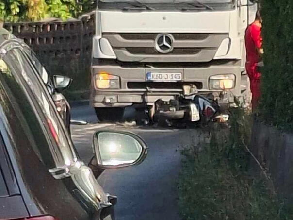 Sudar teretnog vozila i mopeda u Krojčici: Mladi vozač zadržan u UKC-u Tuzla