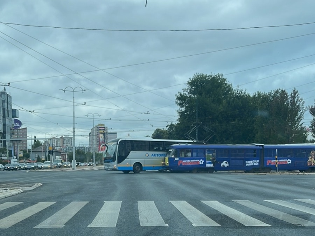 Sudar tramvaja i autobusa kod Ambasade SAD-a