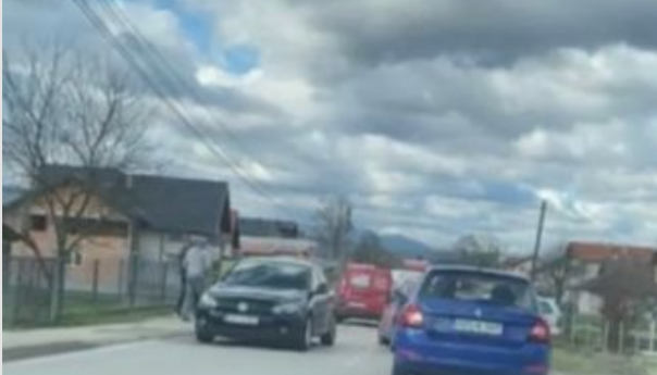 Sudar tri automobila kod Živinica: Povrijeđene dvije osobe