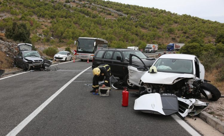 Sudar tri automobila na Jadranskoj magistrali, jedna osoba poginula