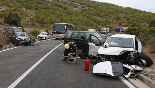 Sudar tri automobila na Jadranskoj magistrali, jedna osoba poginula