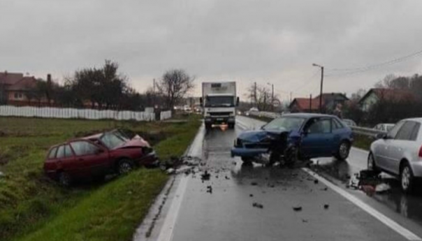 Sudar tri vozila kod Bijeljine, petoro povrijeđenih