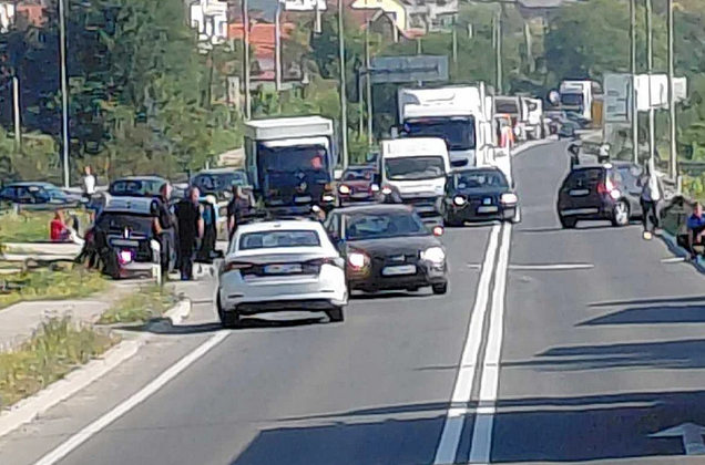 Sudar tri vozila na M-17: Saobraćaj obustavljen