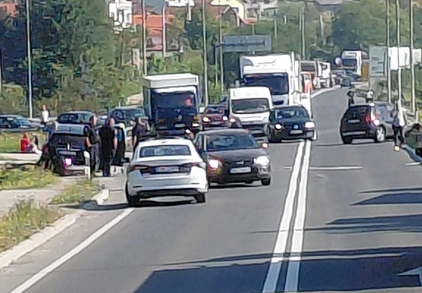 Sudar tri vozila na M-17: Saobraćaj obustavljen