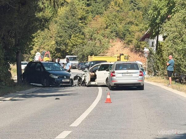 Sudar tri vozila na putu Krupac–Igman, saobraćaj obustavljen