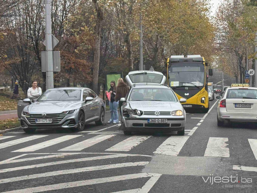 Sudar u Alipašinoj ulici, saobraćaj u jednom smjeru potpuno blokiran