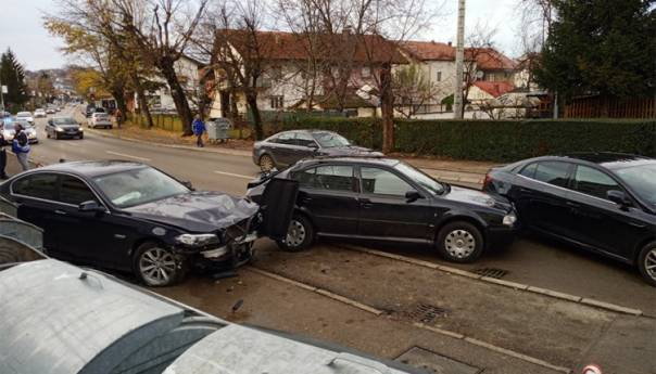 Sudar u Banjaluci: Vozaču pozlilo, tri auta slupana