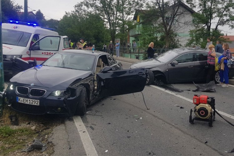 Sudar u Vogošći: Vatrogasci sjekli lim da bi izvukli vozača